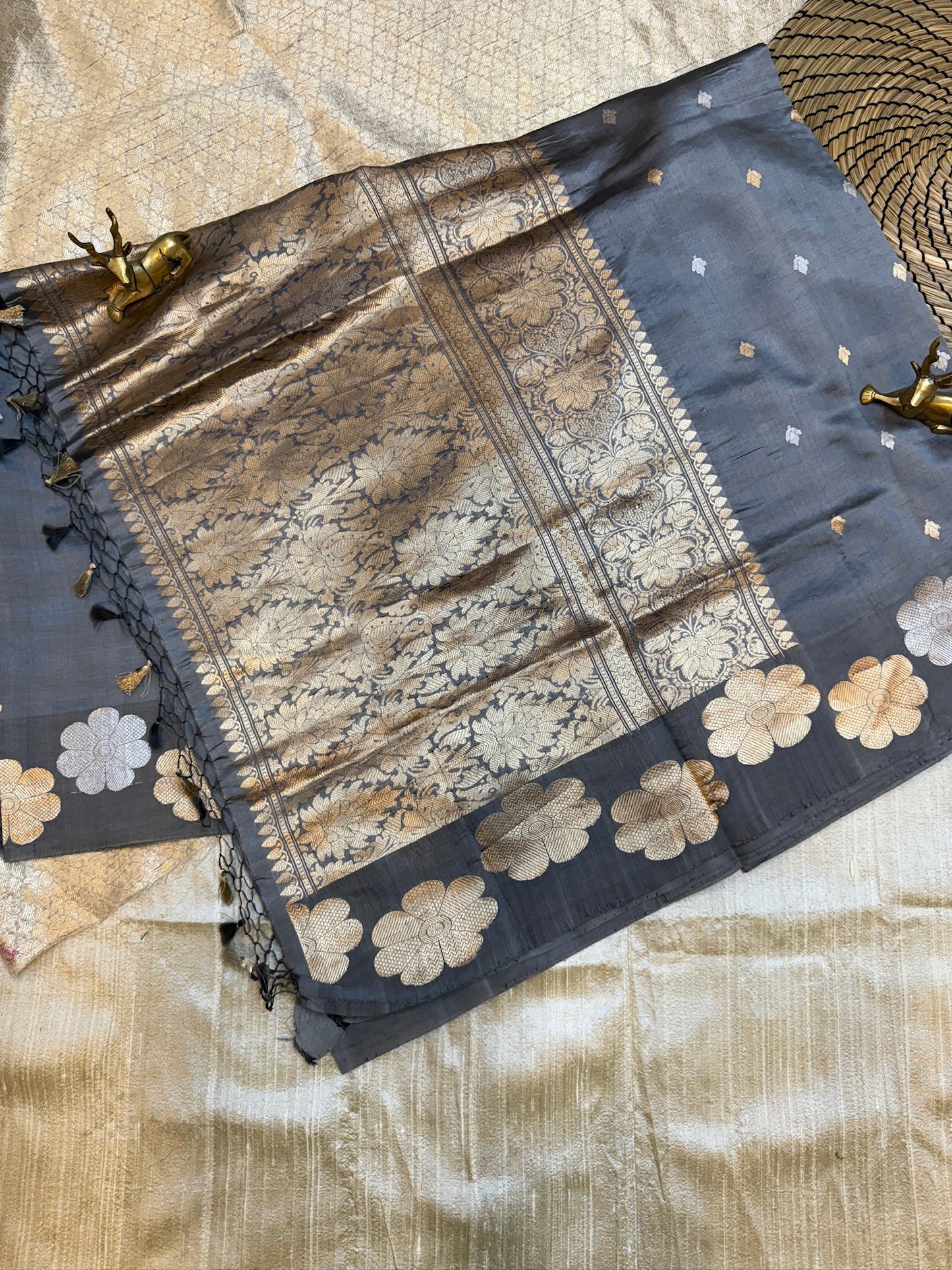 Raw Mabgo Kadwa Silk Saree Grey (Banarasi)