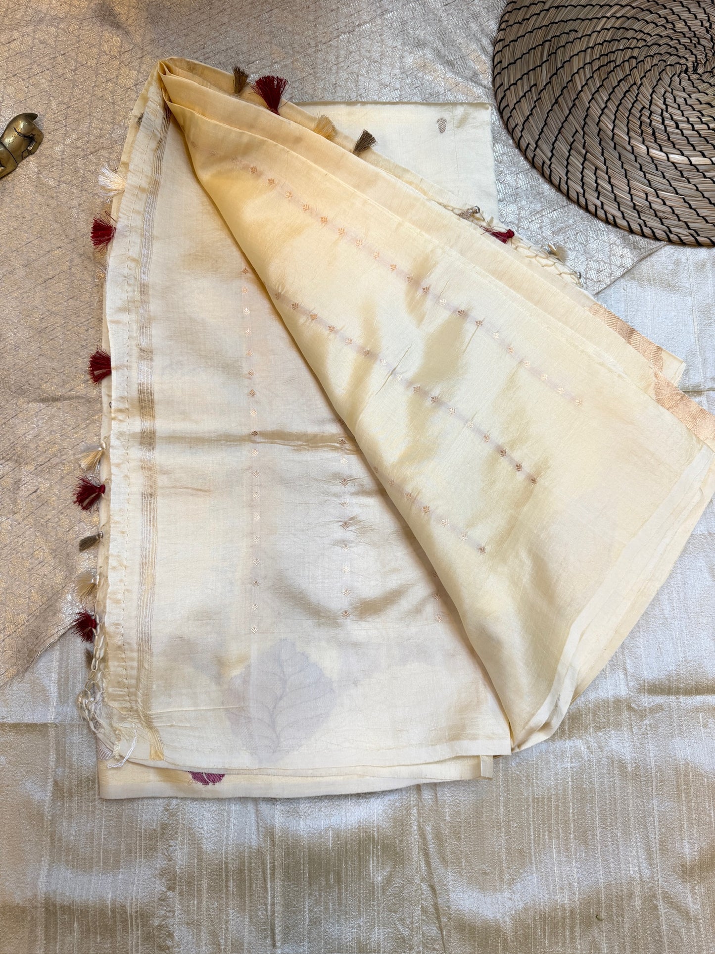 Raw mango Kadwa Silk Saree  White (Banarasi)