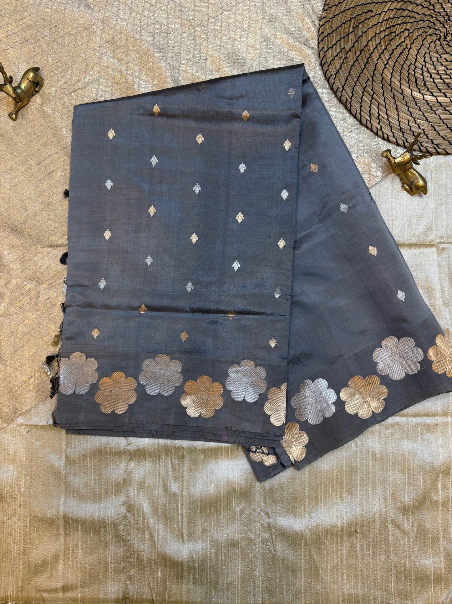 Raw Mabgo Kadwa Silk Saree Grey (Banarasi)